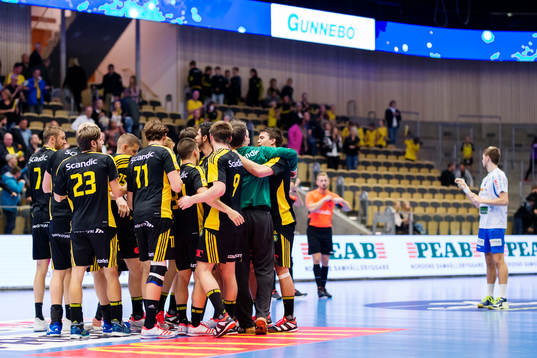 Sävehofs spelare jublar medan Skövdes Jack Thurin deppar