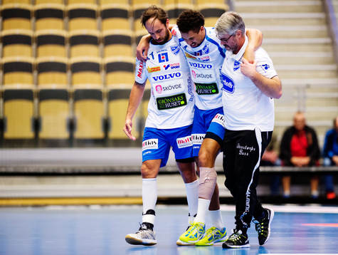 Skövdes Kristian Svensson hjälper Christoffer Hedberg av