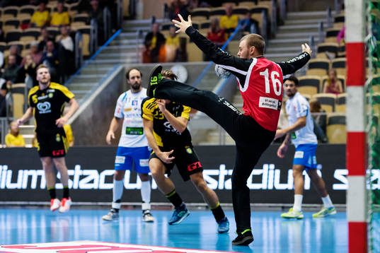 Skövdes Robert Lechte räddar ett skott