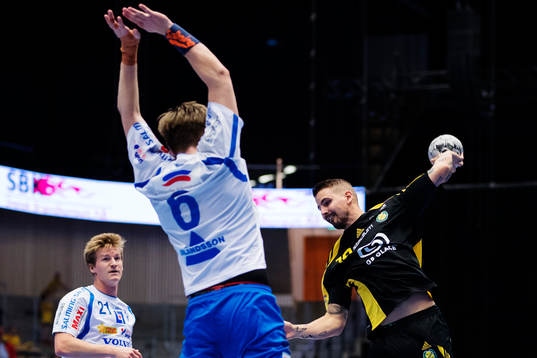 Skövdes Adam Samuelsson försöker täcka skott från