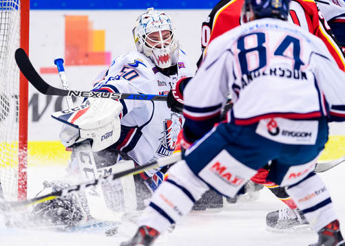 Linköpings målvakt Jonas Gustavsson räddar ett skott
