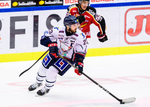 Linköpings Niklas Persson med pucken