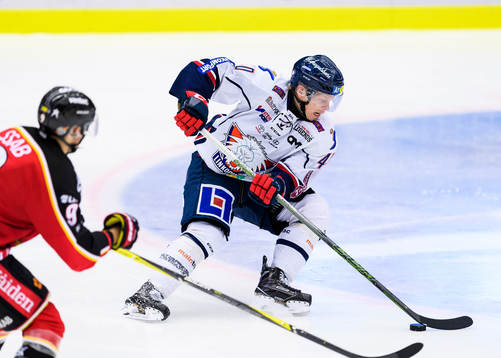 Linköpings Ken André Olimb med pucken