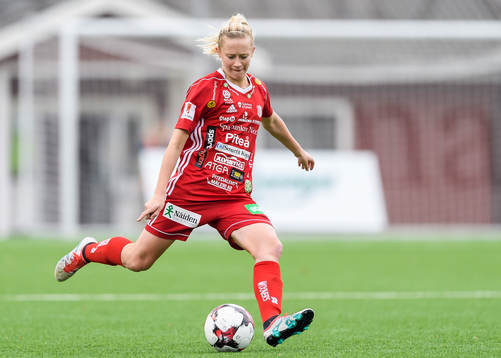 Piteås Lena Blomkvist med bollen