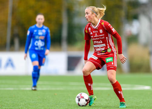 Piteås Julia Karlenäs med bollen