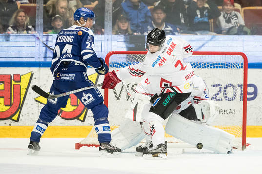 Leksands Isak Skedung framför Vita Hästens målvakt