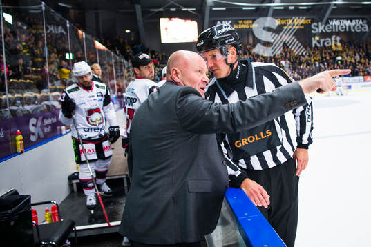 Malmö Redhawks tränare Peter Andersson pratar med
