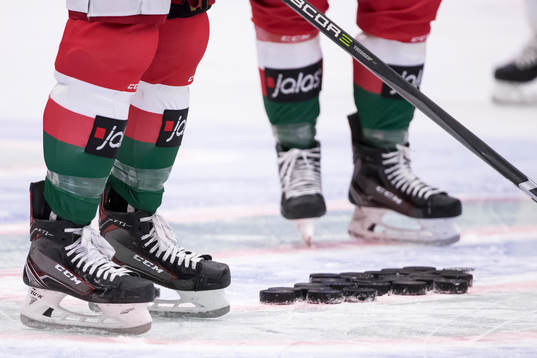 Skridskor och puckar innan ishockeymatchen i SHL mellan