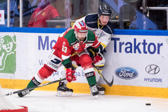 s Erik Andersson i kamp om pucken i ishockeymatchen i SHL