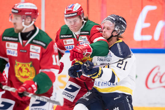 s Mattias Tedenby i närkamp i ishockeymatchen i SHL mellan