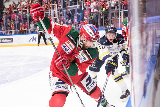 s Lawrence Pilut  i ishockeymatchen i SHL mellan Mora och