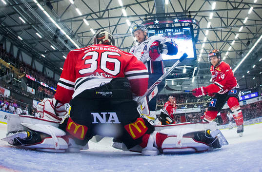 Örebros målvakt Axel Brage räddar ett skott