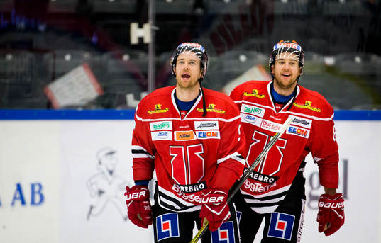 Örebros Tylor Spink gör 2-1 och jublar med sin