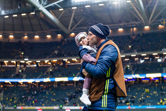 Sveriges John Guidetti med sin dotter