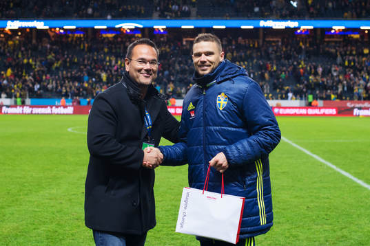Sveriges Marcus Berg (t h) tar emot priset som matchens