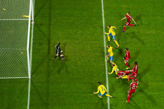 Sveriges Mikael Lustig nickar in 5-0 bakom Luxemburgs