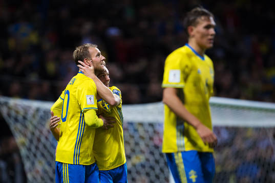 Sveriges Ola Toivonen kramas om av Sebastian Larsson