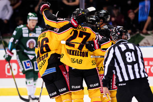 Luleås Emil Larsson och Brendan Mikkelson jublar med