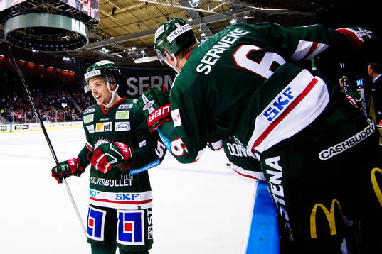 Frölundas Mats Rosseli Olsen jublar med Kristoffer