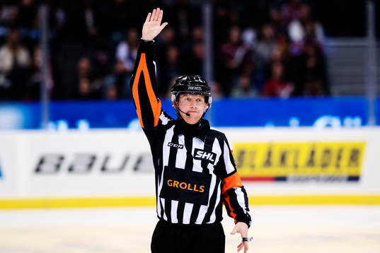 Domaren Daniel Winge visar ett tecken