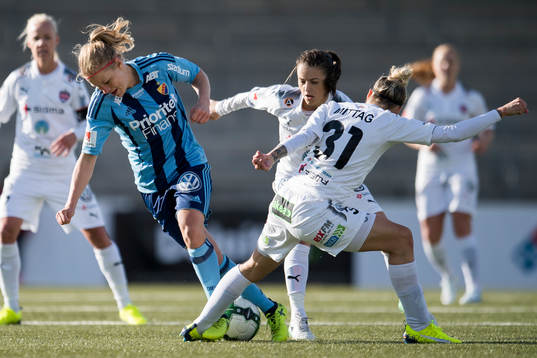 Djurgårdens Katrin Schmidt stoppas av Rosengårds Anja