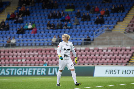 Eskilstunas målvakt Emelie Lundberg framför glest