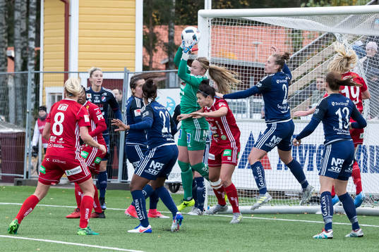 Kvarnsvedens Jenny Wahlen räddar i fotbollsmatchen i