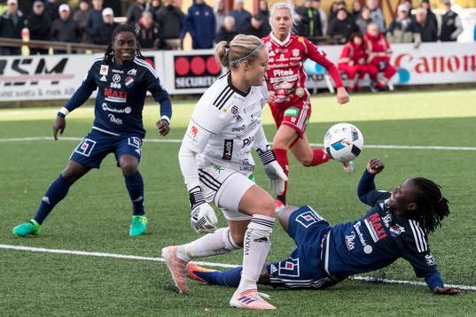 Kvarnsvedens Elisabeth Addo framför Piteås målvakt Hilda