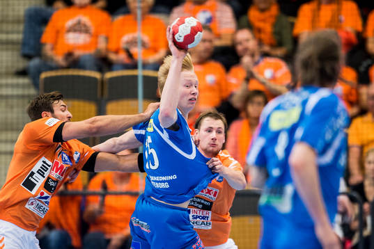 Redbergslids Simon Örtelind omringad av Kristianstads