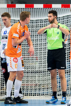 Kristianstads Olafur Gudmundsson och domare Sandro Smailagic