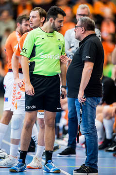 Domare Sandro Smailagic i samtal med delegat Ronny