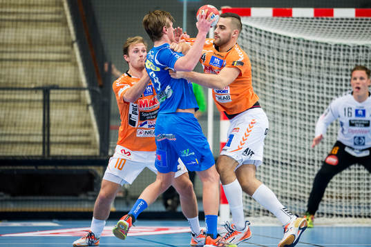 Kristianstads Mario Lipovac och Albin Lagergren stoppar