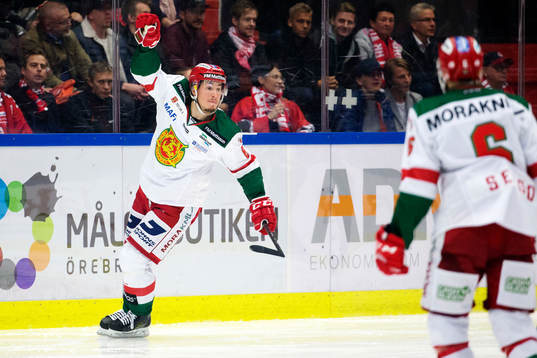 Moras Robin Johansson jublar
