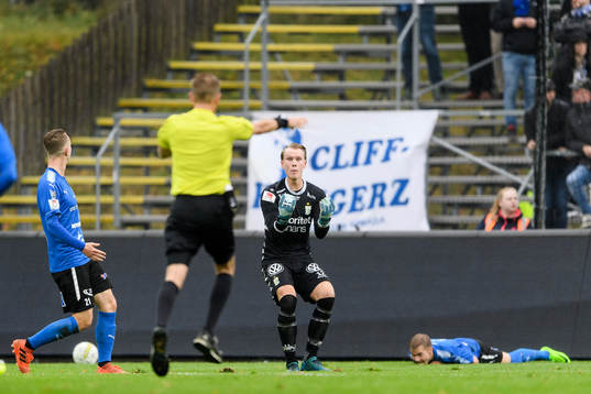 IFK Göteborgs målvakt Pontus Dahlberg reagerar på
