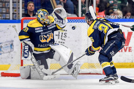 s Erik Brännström ser pucken gå in bakom målvakt Linus