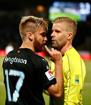 Norrköpings Kalle Holmberg reagerar på domare Glenn Nyberg