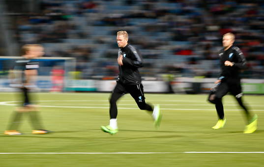 Malmö FFs sjukvårdre springer till skadade Behrang Safari