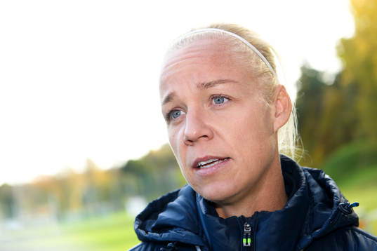 Caroline Seger blir intervjuad