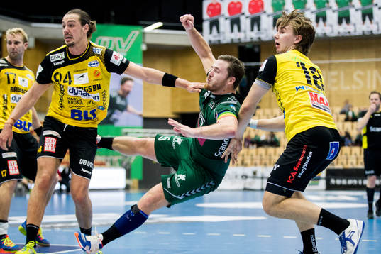 Karlskronas Tobias Nordahl (v) och Ian Martin (h) stoppar