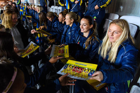 Sveriges Kosovare Asllani och Mimmi Larsson träffar