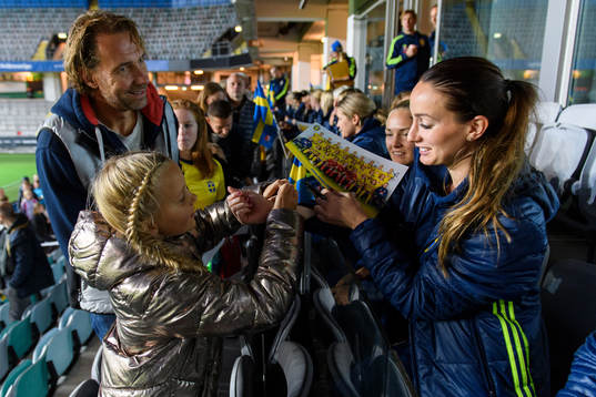 Sveriges Kosovare Asllani träffar supportrar och skriver