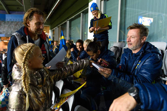 Sveriges förbundskapten Peter Gerhardsson träffar