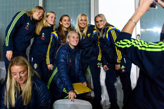 Sveriges Stina Blackstenius tar en bild med spelare från
