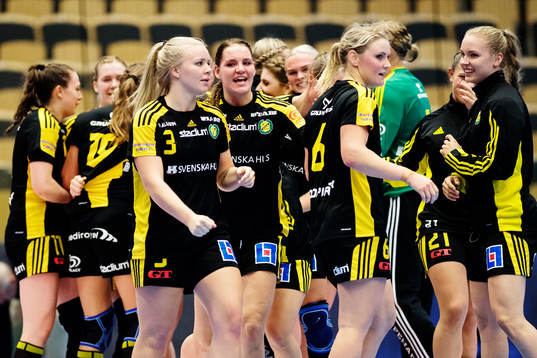 Sävehofs Emma Ekenman Fernis och Ida Odén jublar med