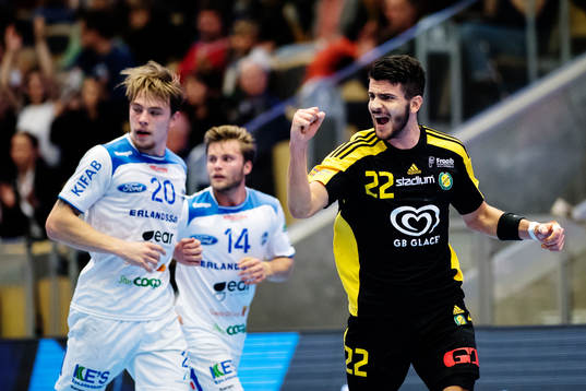Aranäs Martin Mårtensson deppar medan Sävehofs Gzim