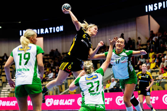 Sävehofs Ida Odén skjuter och Skurus Daniella De Jong,