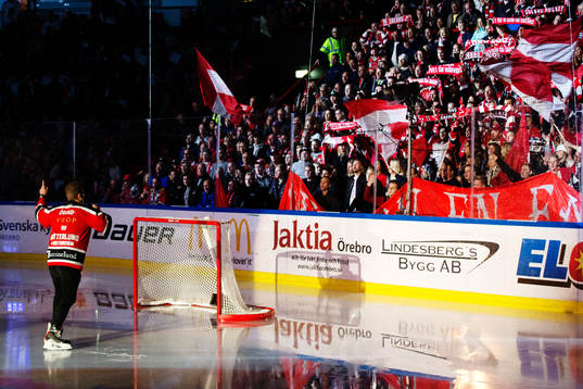Örebros intro framförs av Alexander Nätterlund framför