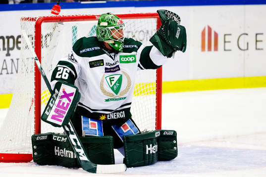 Färjestads målvakt Stefan Steen plockar en puck