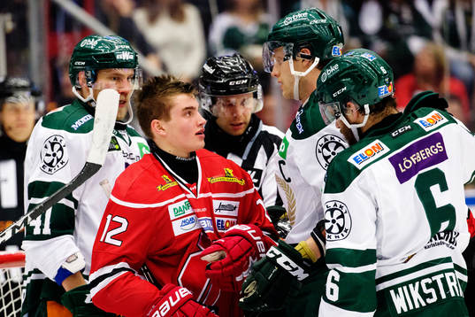 Färjestads Johan Ryno och Örebros Glenn Gustafsson gruffar