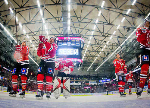 Örebrospelarna Joakim Andersson jublar framför fansen